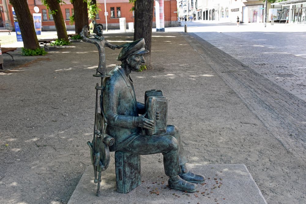 Der Rostocker Straßenmusikant Michael Tryanowski in Bronze