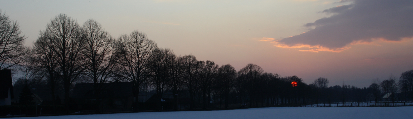 Der rote Feuerball in Winterszeiten'