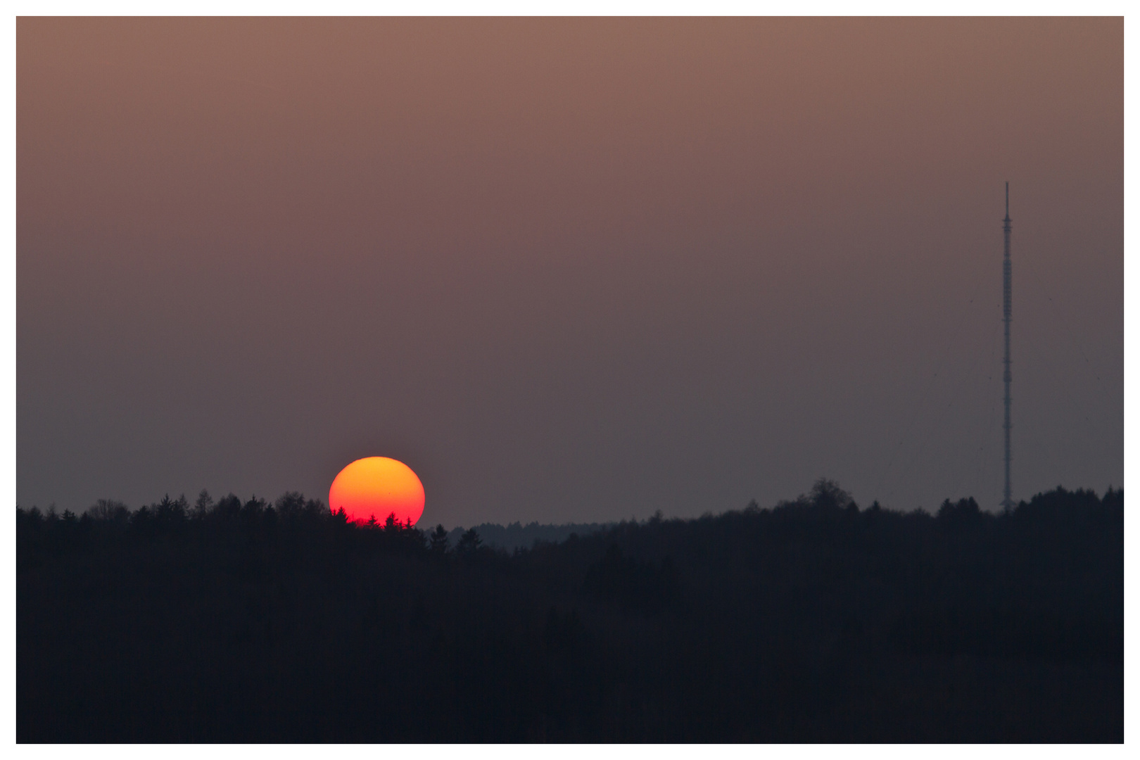 Der rote Feuerball versteckt sich