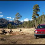 Der rote Jeep und die Berge