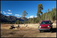 Der rote Jeep und die Berge