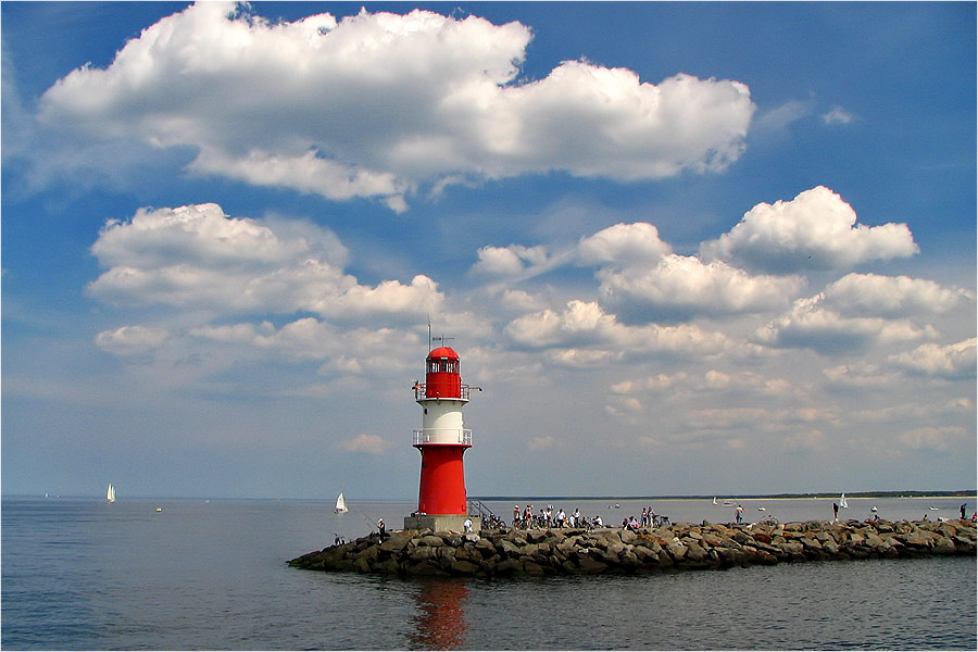 Der rote Leuchtturm vor Warnemünde