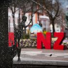 Der rote MA_NZ auf dem Schillerplatz