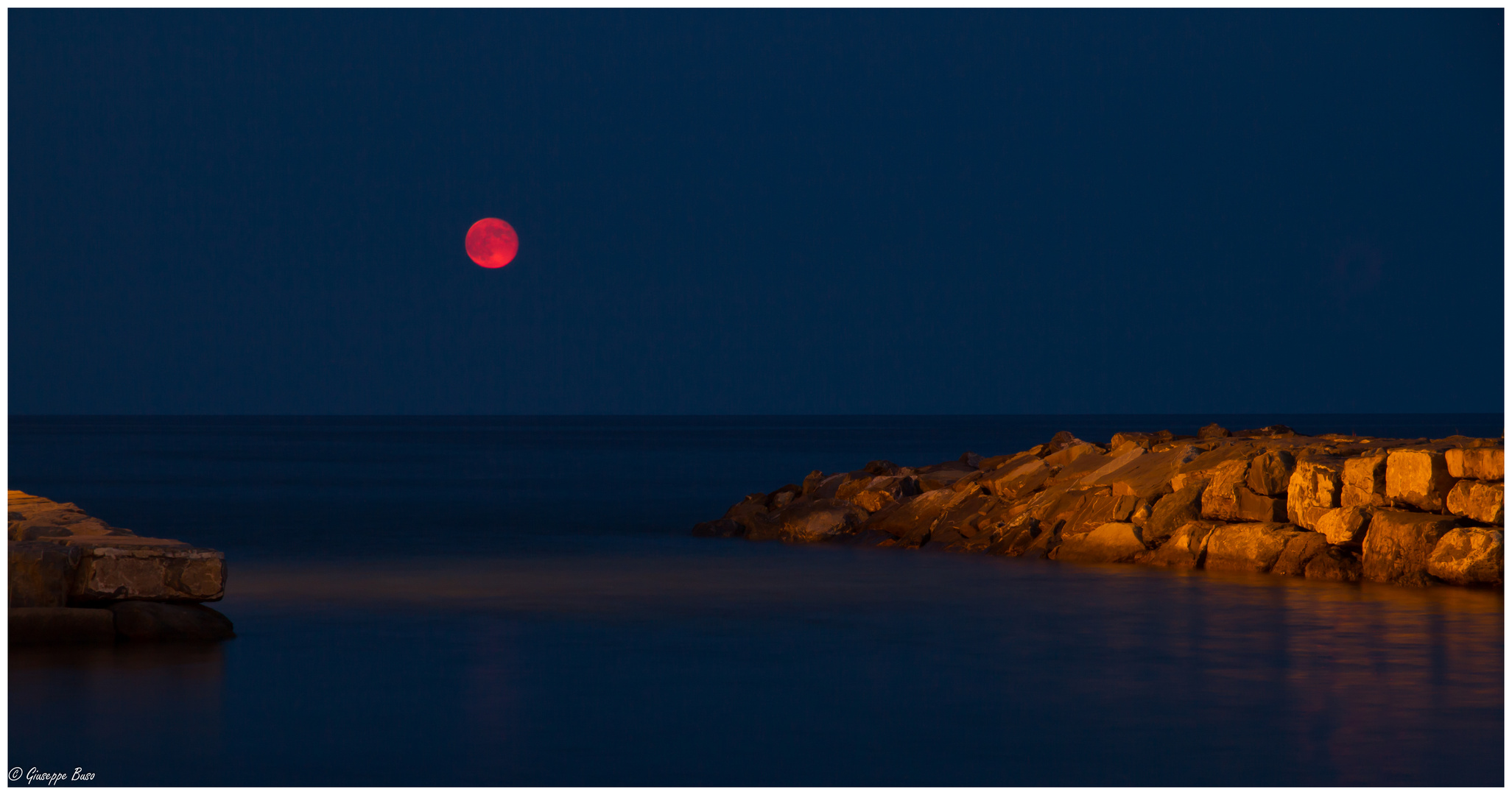 Der Rote Mond, an der ligurischen Küste