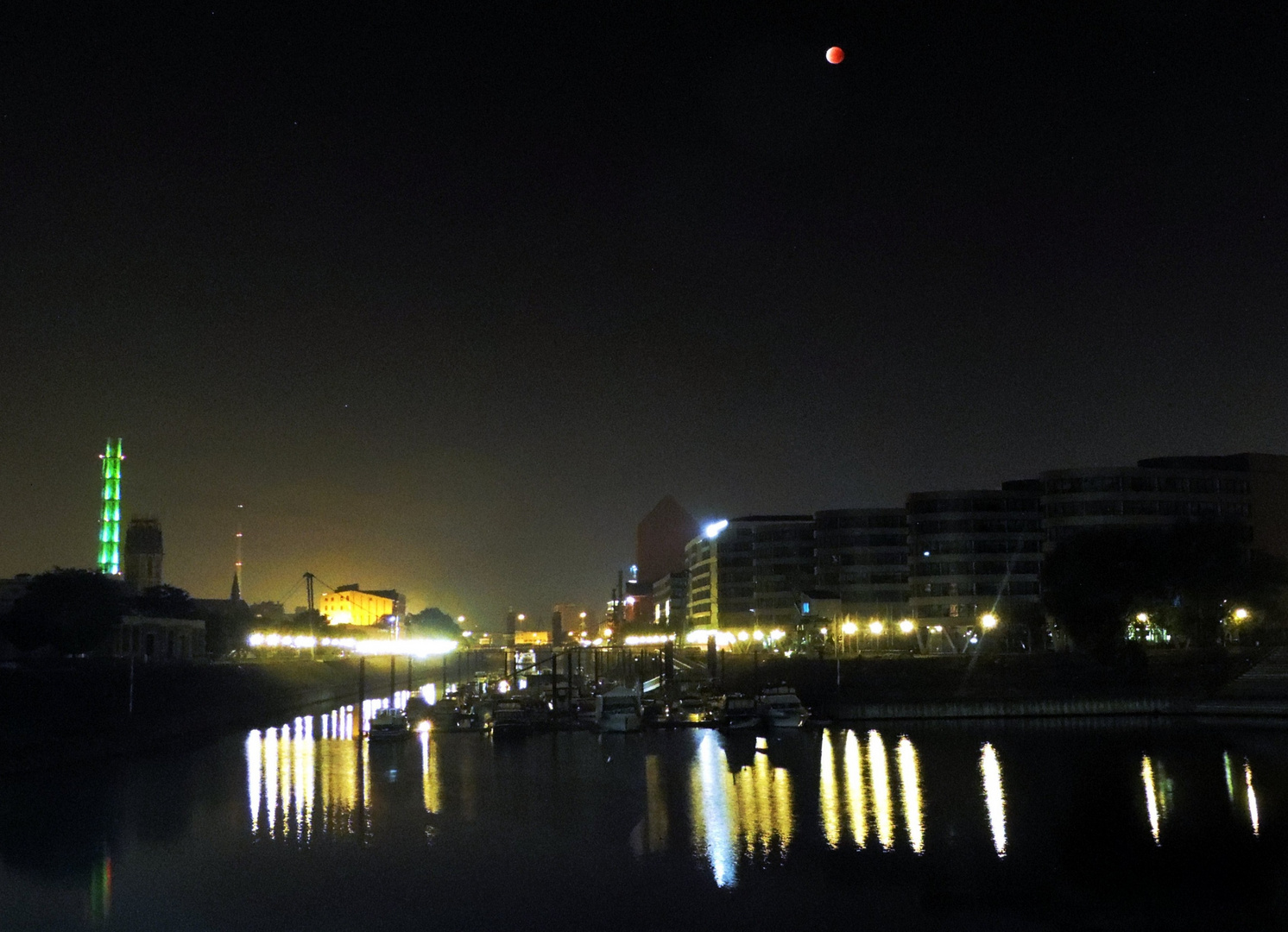 Der "rote Mond" über dem Duisburger Innenhafen um 5 Uhr morgens