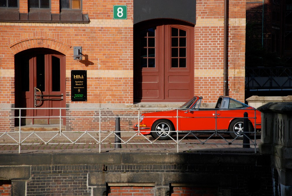 Der rote Porsche in der Speicherstadt Hamburg