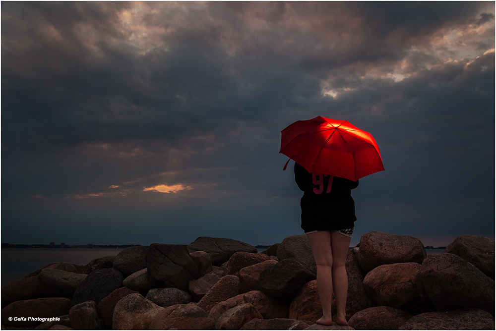 der rote Regenschirm