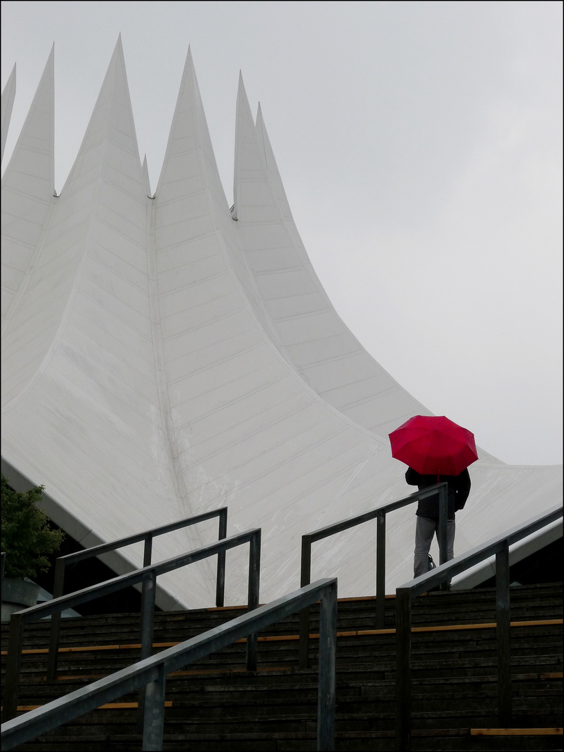 Der Rote Schirm Foto Bild Rot Berlin Regen Bilder Auf Fotocommunity