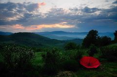 Der Rote Schirm kommt zu spät zum Sonnenuntergang und ist bestürzt