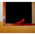 der rote Schuh... im Fenster 