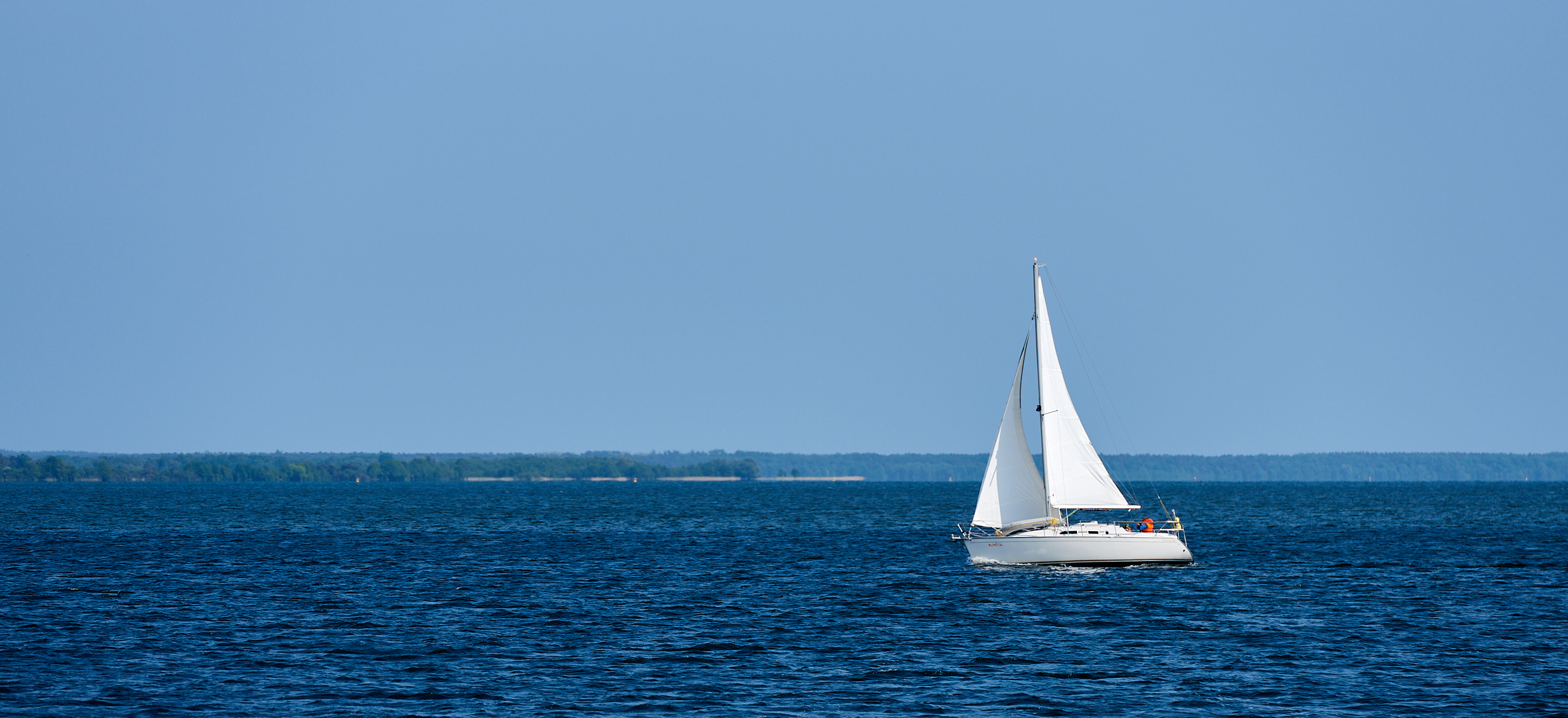 Der rote Segler und sein Schiff auf der Müritz.