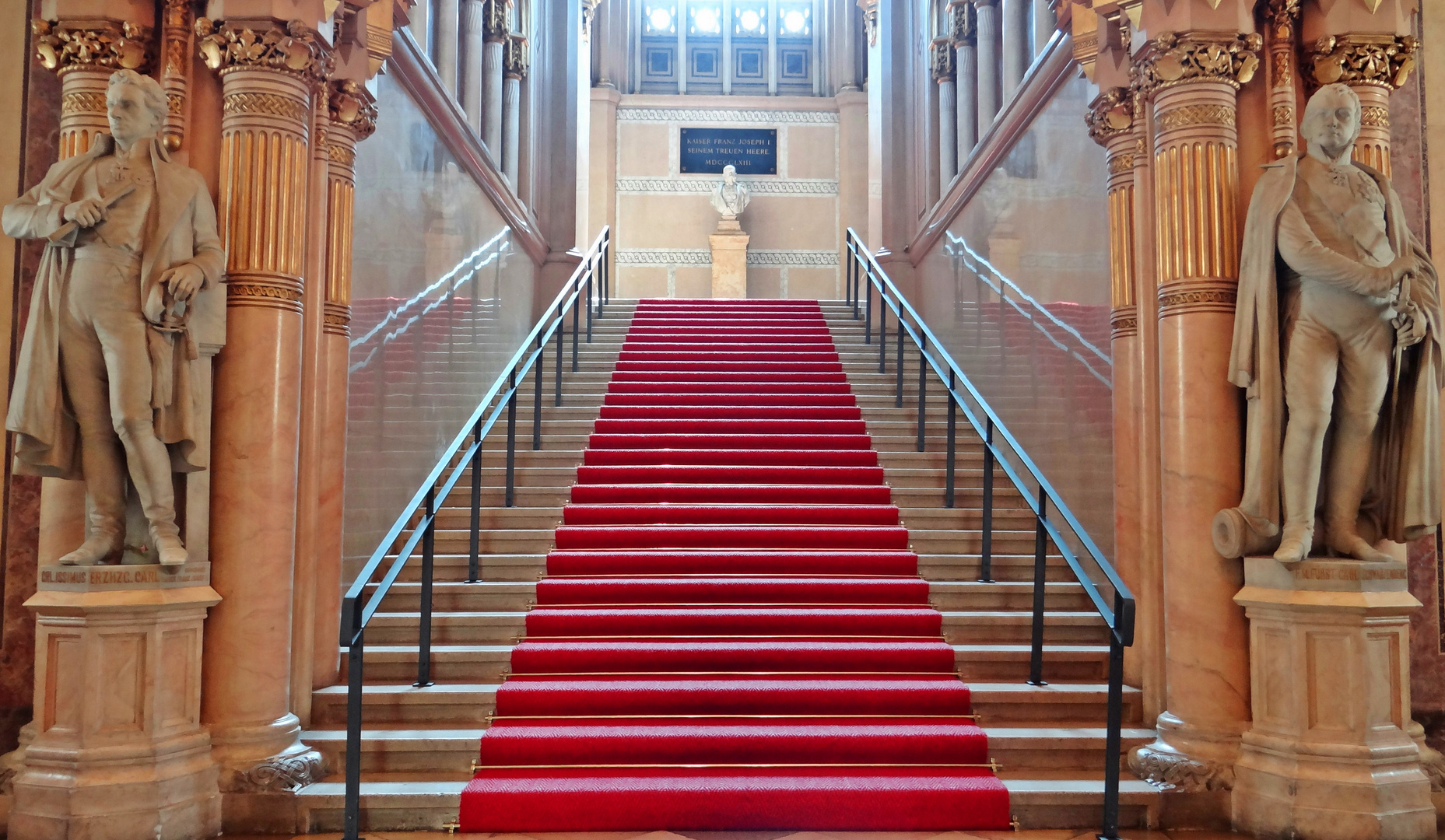 DER ROTE TEPPICH - HEERESGESCHICHTLICHE  MUSEUM - WIEN