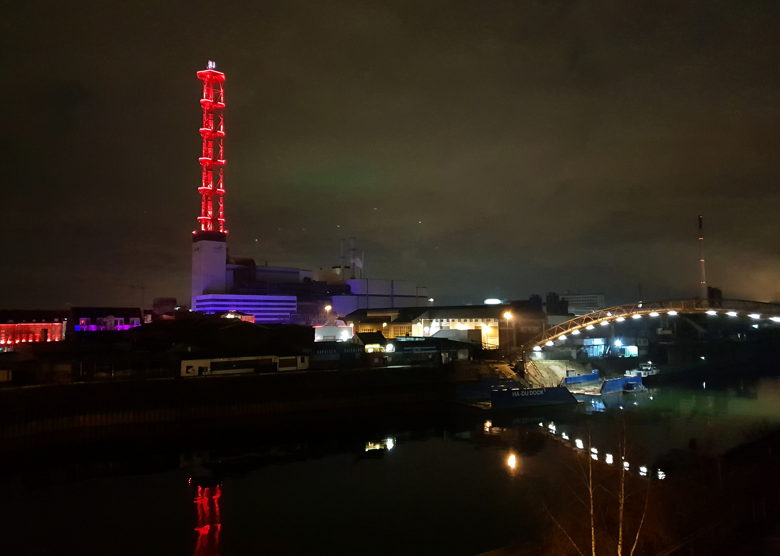 Der rote Turm am Hafengebiet: Wahrzeichen oder Warnzeichen?