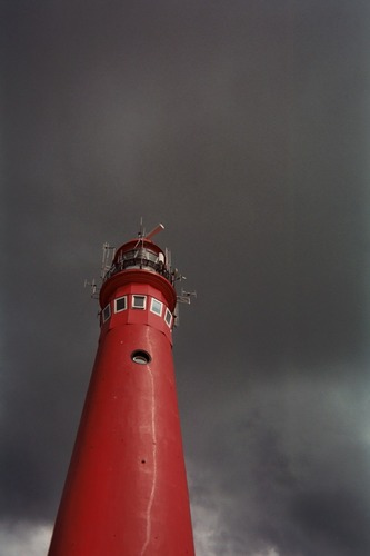 Der rote Turm im Sturm