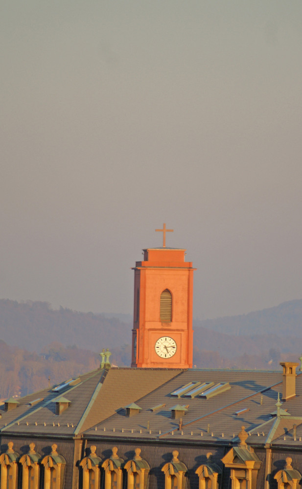 der rote Turm in der gelben Stadt