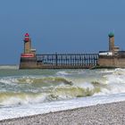 Der rote und der grüne Leuchtturm der Hafeneinfahrt von Fécamp