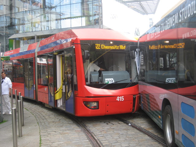 Der Roteflitzer trifft auf Erdgasbus