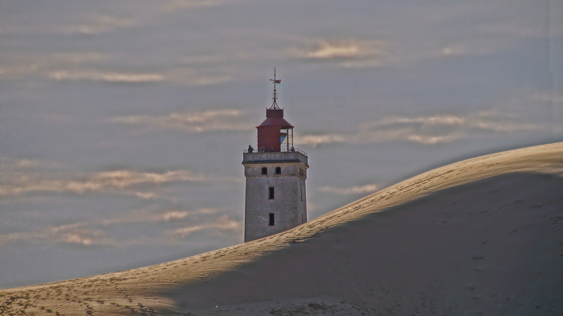der Rubjerg Knude Fyr ragt noch immer über der mächtigen Sanddüne in die Höhe 