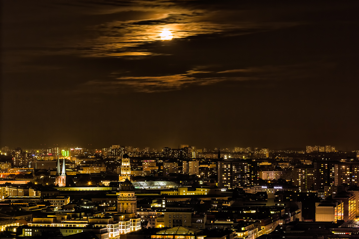 Der ruhige Mond über der hektischen Stadt Berlin