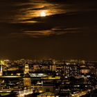 Der ruhige Mond über der hektischen Stadt Berlin