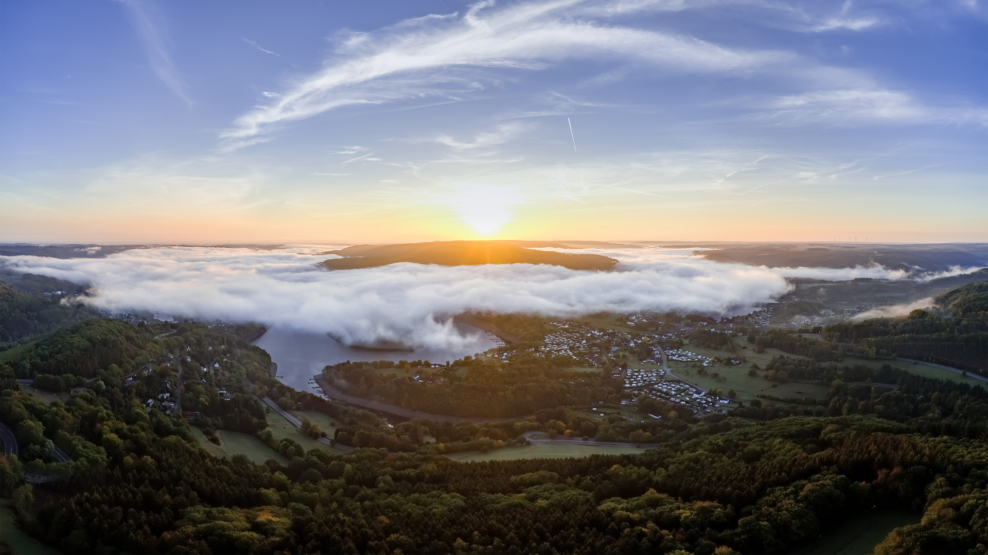 Der Rursee im Morgennebel