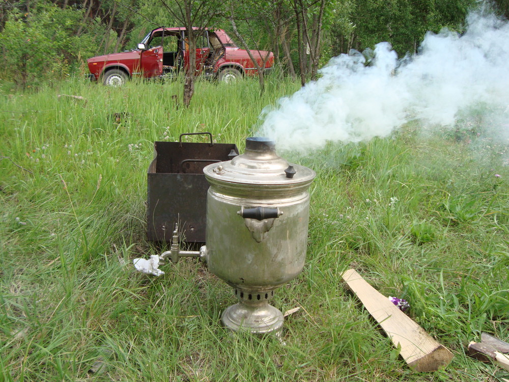 Der russische Samovar in der Natur