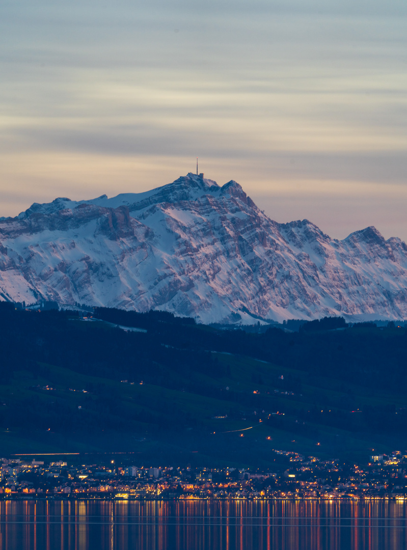 Der Säntis in Abenddämmerung 