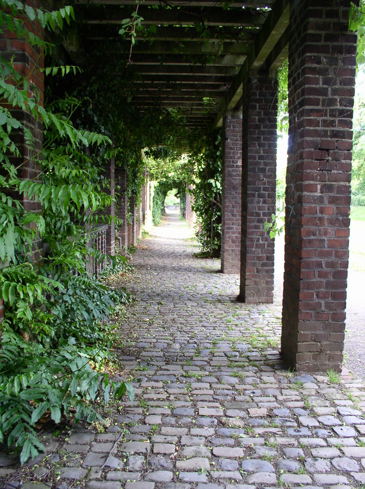 Der Säulengang im Friedenpark in Köln