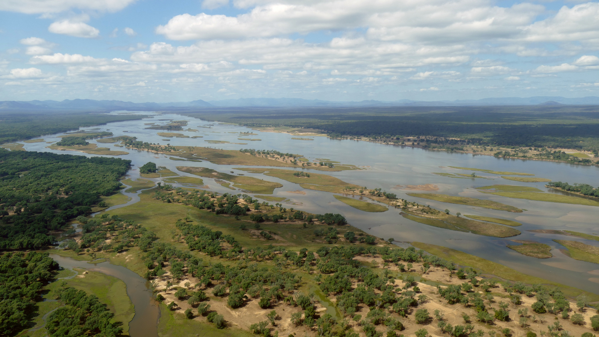 Der Sambesi in der Nähe der Einmündung des Chongwe mit Blick nach Osten