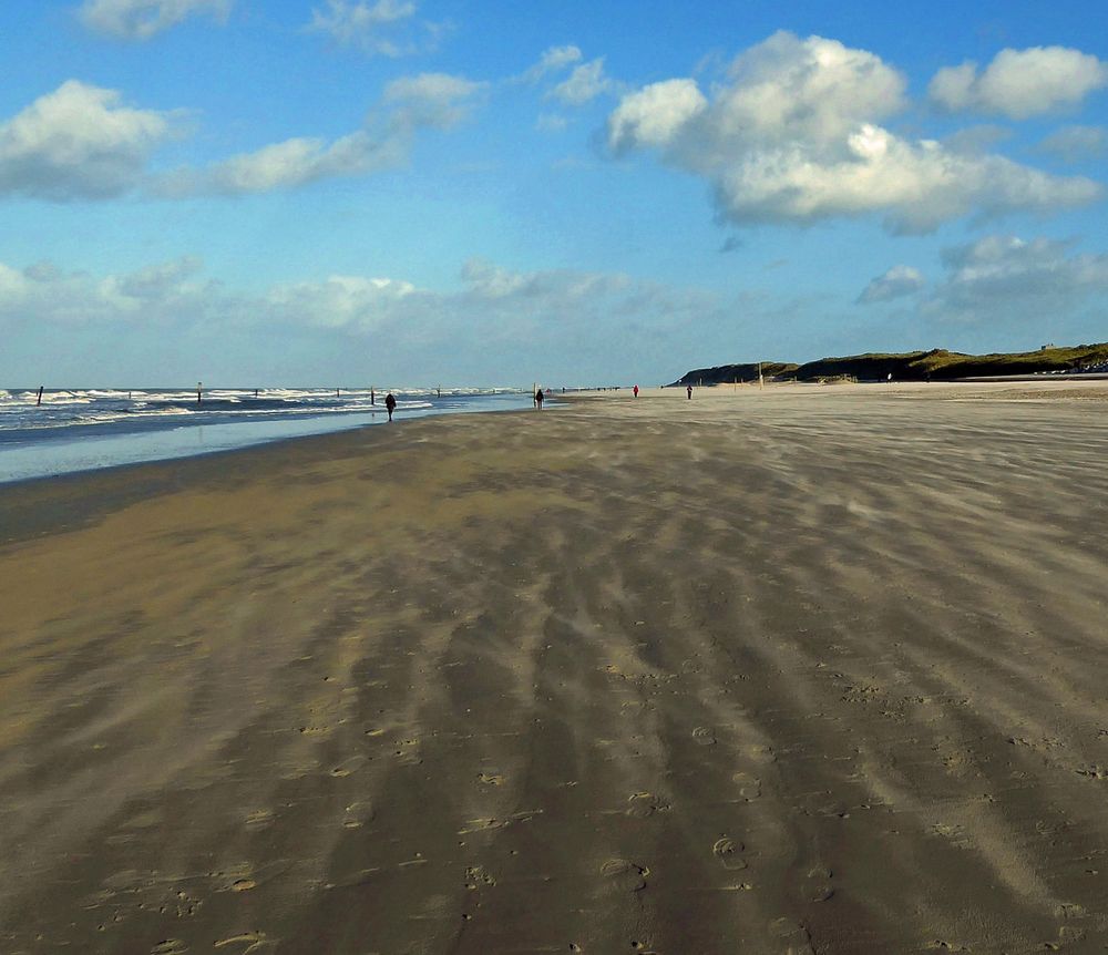 - der Sand fegt über den Strand ...