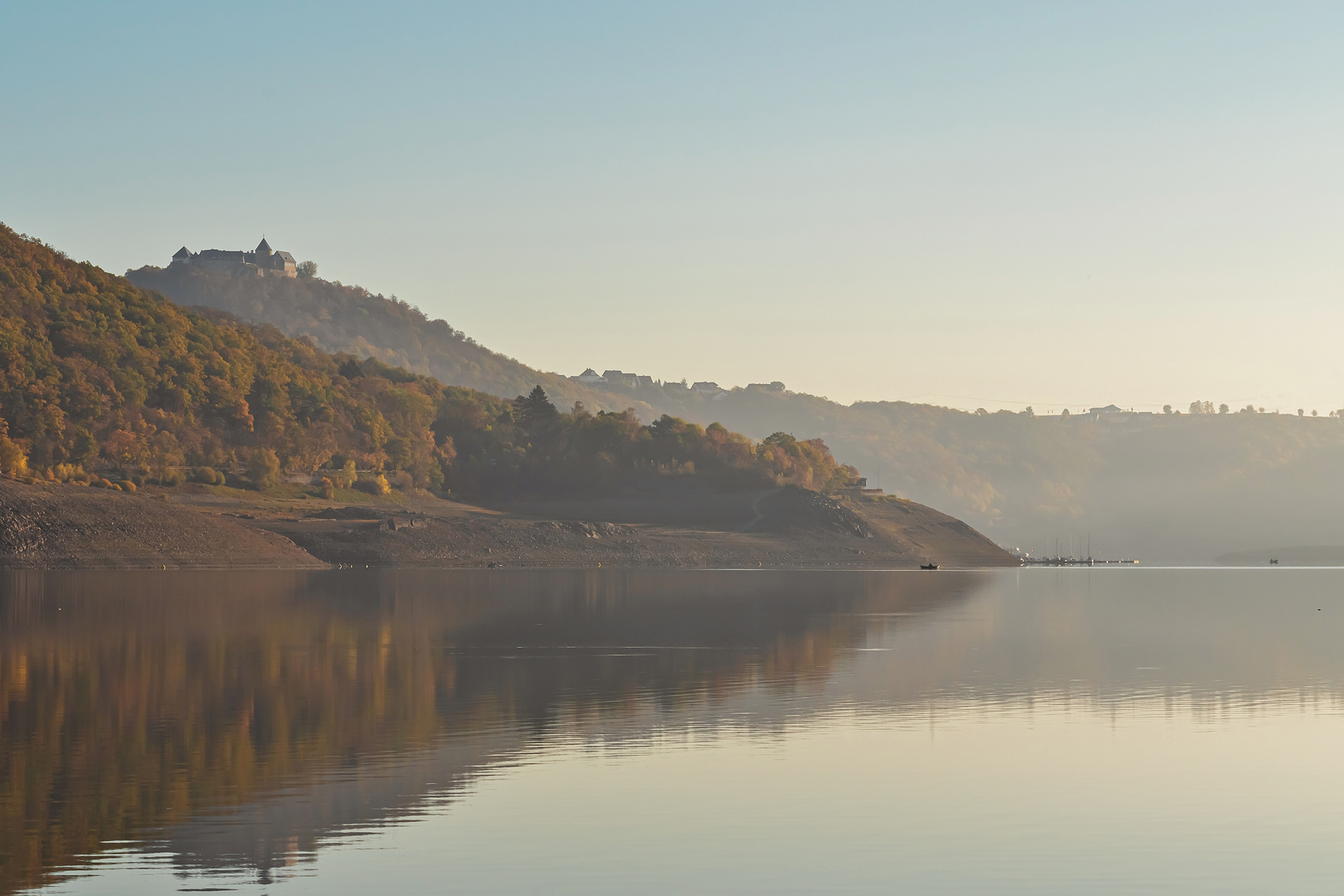 Der sanfte Morgen am Herbstsee