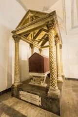 Der Sarkophag des Normannenkönigs Roger II im Dom von Palermo