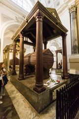 Der Sarkophag des Stauferkaisers Friedrich II im Dom von Palermo