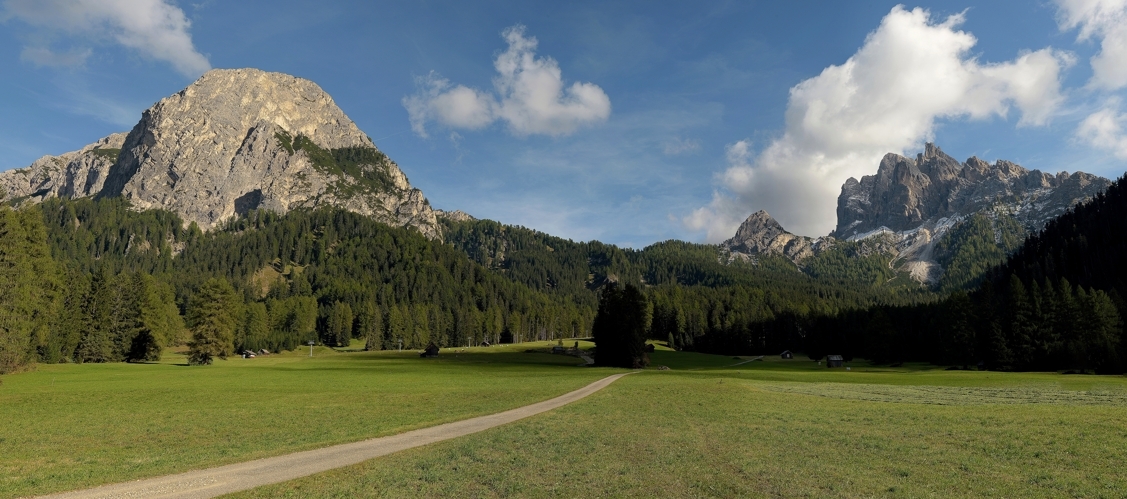 Der Sarlkofel (2378) links im Bild und rechts der Dürrenstein (2839) mit seiner zackigen Nordseite.