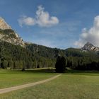 Der Sarlkofel (2378) links im Bild und rechts der Dürrenstein (2839) mit seiner zackigen Nordseite.