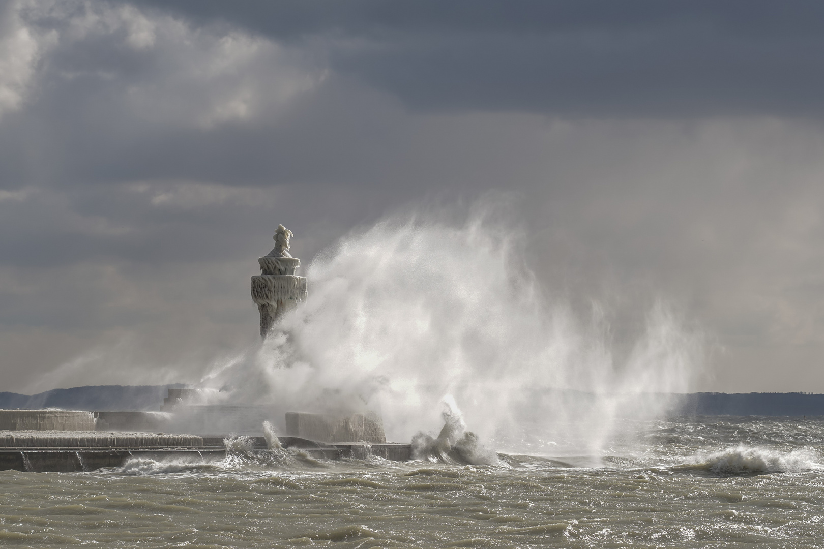 Der Sassnitzer Leuchtturm in winterlicher stürmischer See 