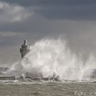 Der Sassnitzer Leuchtturm in winterlicher stürmischer See 