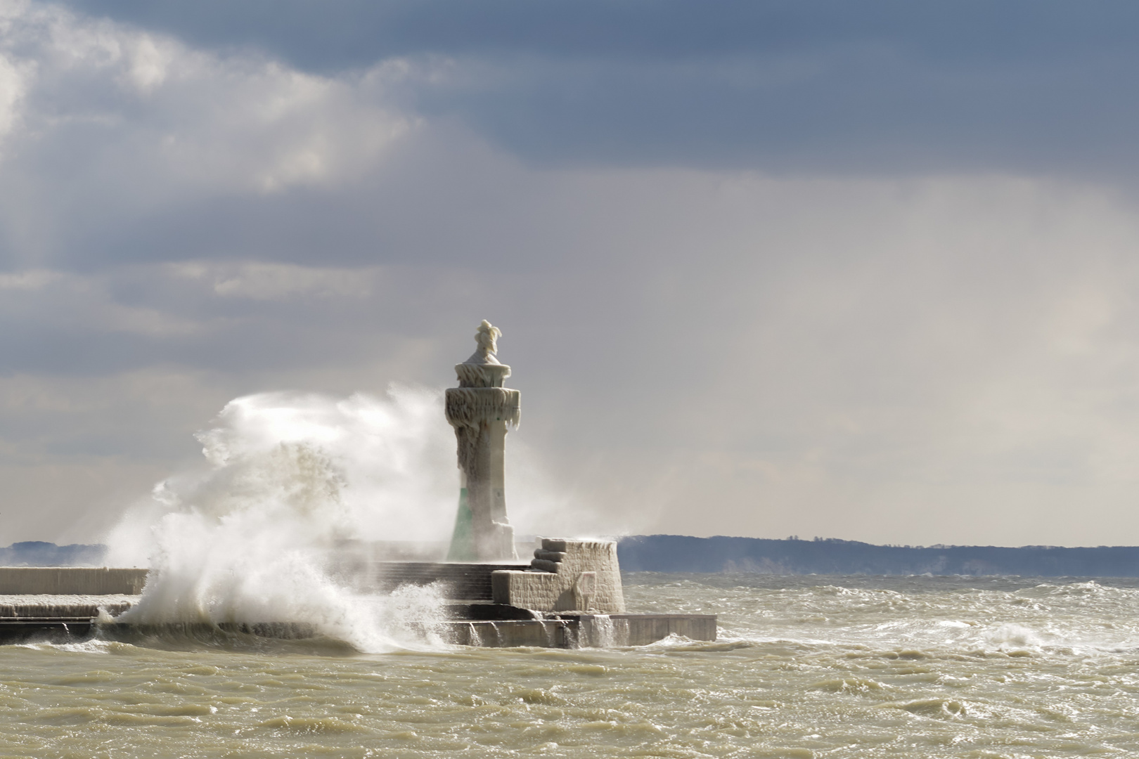 Der Sassnitzer Leuchtturm in winterlicher stürmischer See Teil 2