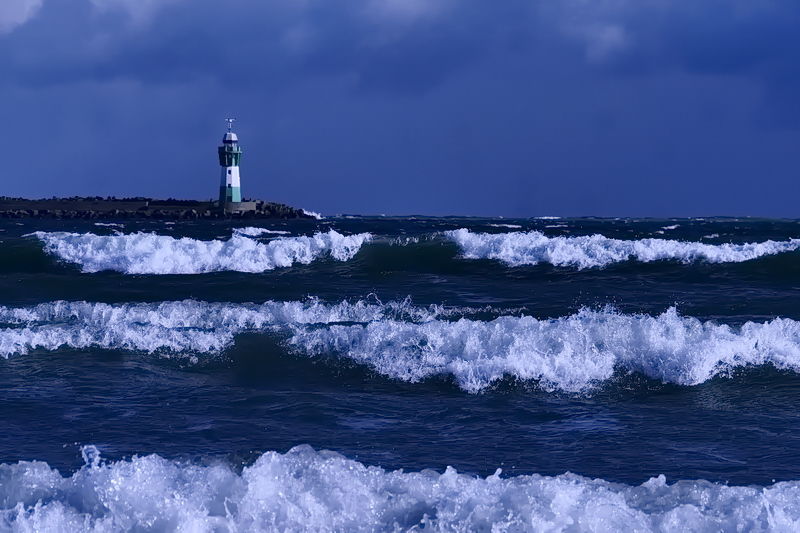 Der Saßnitzer Leuchtturm trotzt dem Sturm..