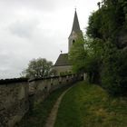 Der scharfe Turm am woelkeligen Wetter