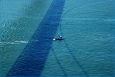 DER SCHATTEN DER GOLDEN GATE BRIDGE