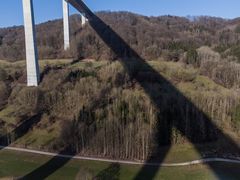 der Schatten der Kochertalbrücke