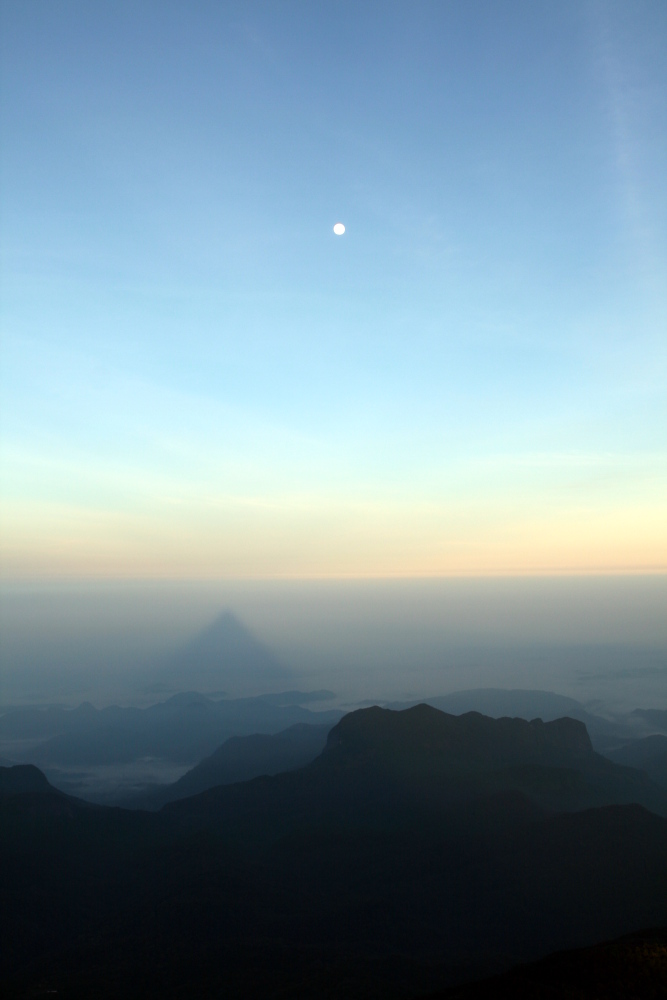 Der Schatten des Adam's Peak am frühen morgen