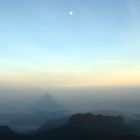 Der Schatten des Adam's Peak am frühen morgen