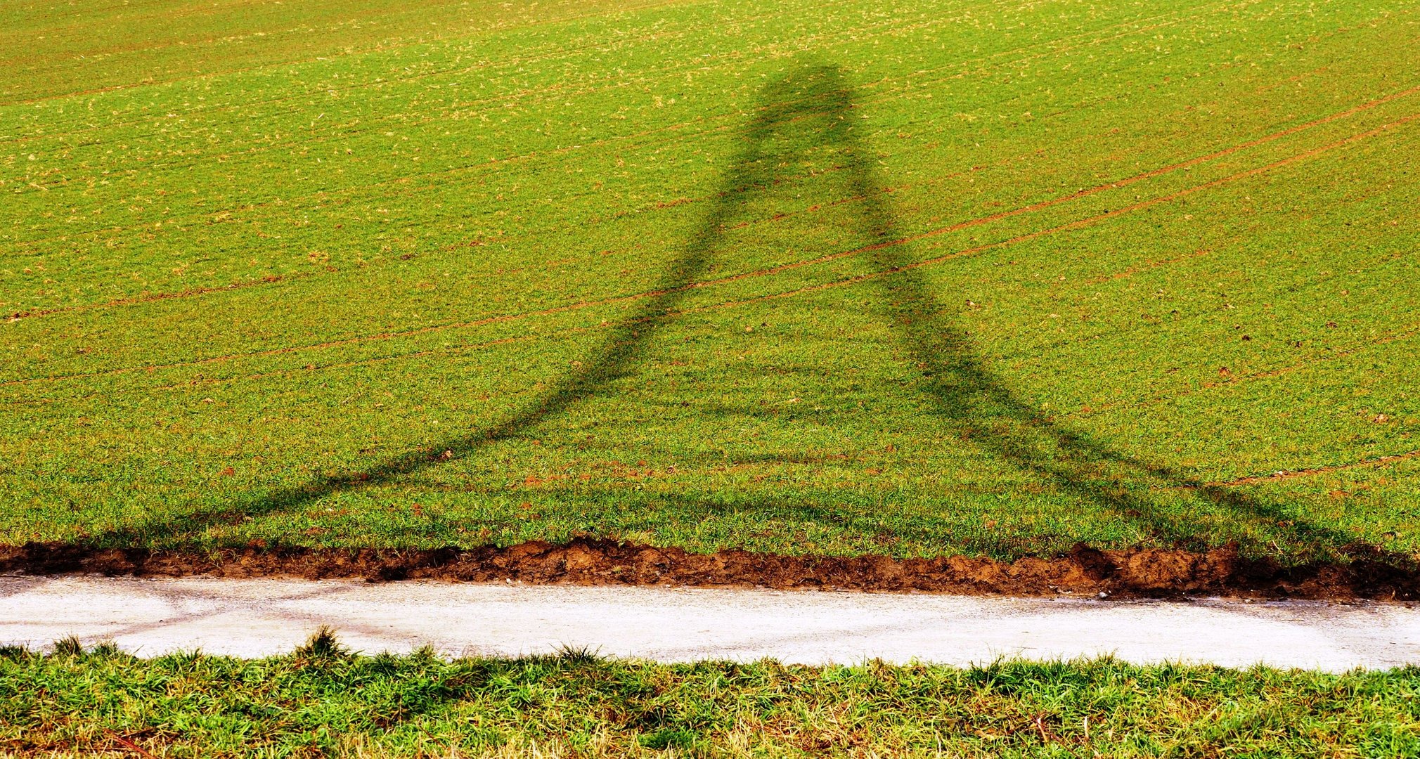 Der Schatten des Starkstrommasten