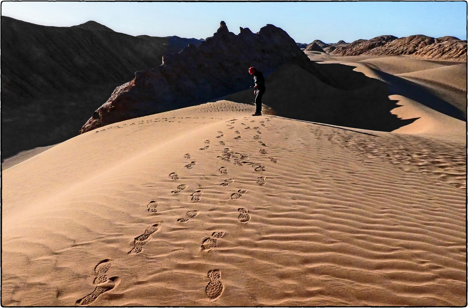 DER SCHATTEN IM SAND.....