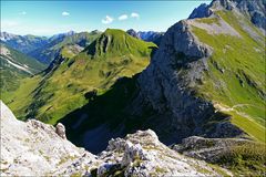 der Schatten kalt und dunkel, in der Sonne noch heiß und hell