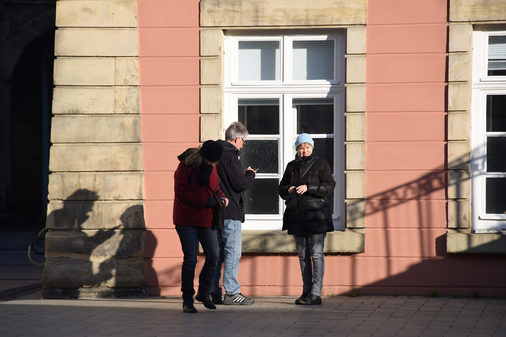 Der Schattenmann telefoniert.