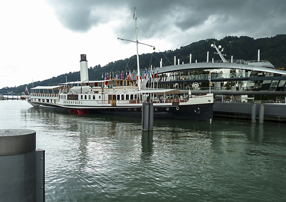 Der Schaufelrad-Dampfer "Hohentwiel" im Hafen von Bregenz