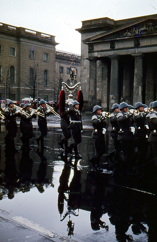 Der Schellenbaum und seine Spiegelung. NVA, Berlin 1975